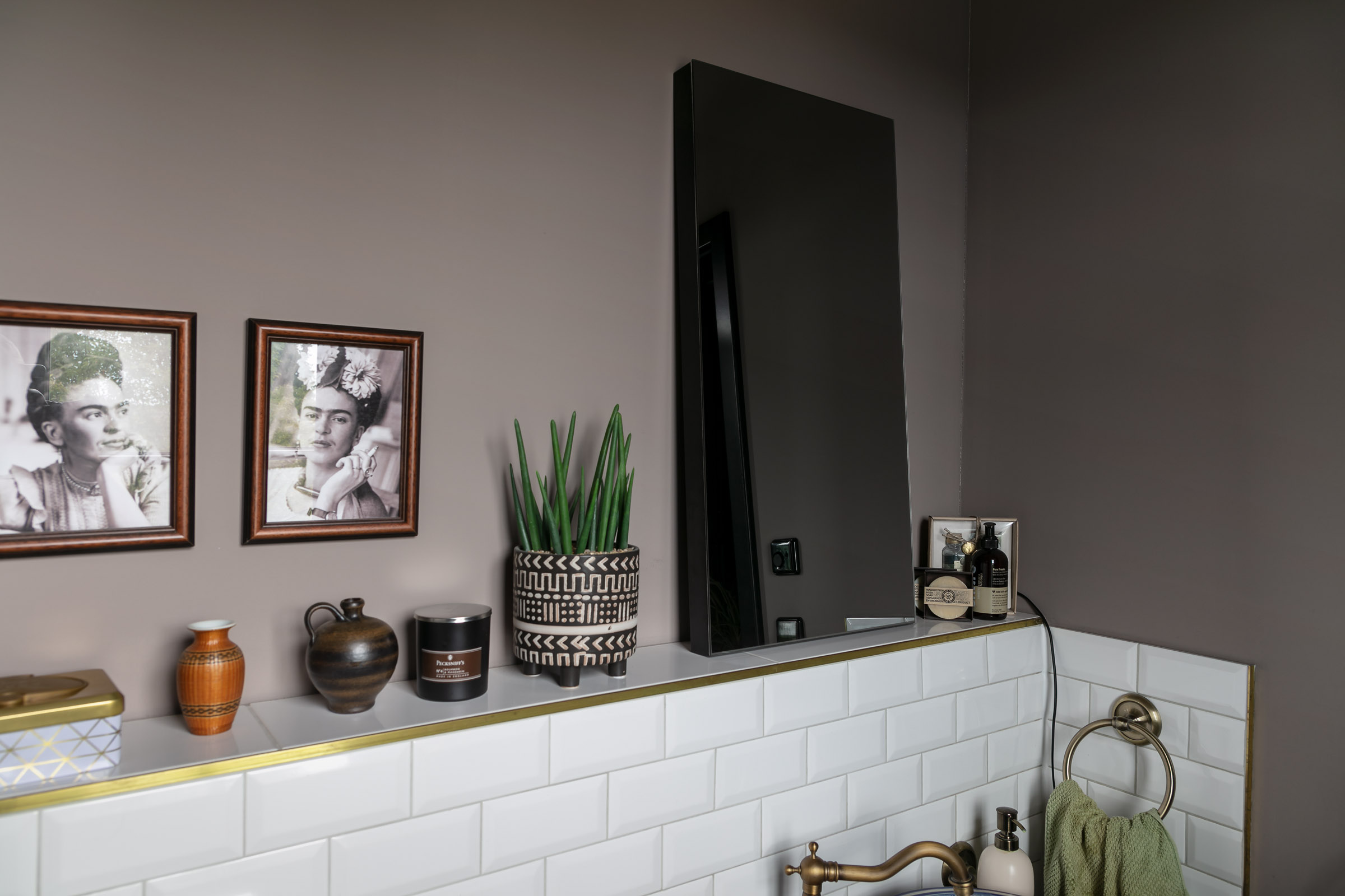 Ambiloom® Mirror 800 ist ein moderner Wandspiegel mit ambienter Beleuchtung. Das integrierte Licht schafft Tiefe und Wohlfühlatmosphäre.